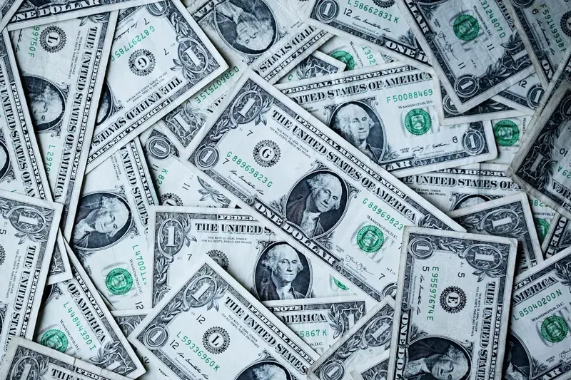 أوراق نقدية متناثرة تملأ الإطار — قسم ماكينات عد النقود