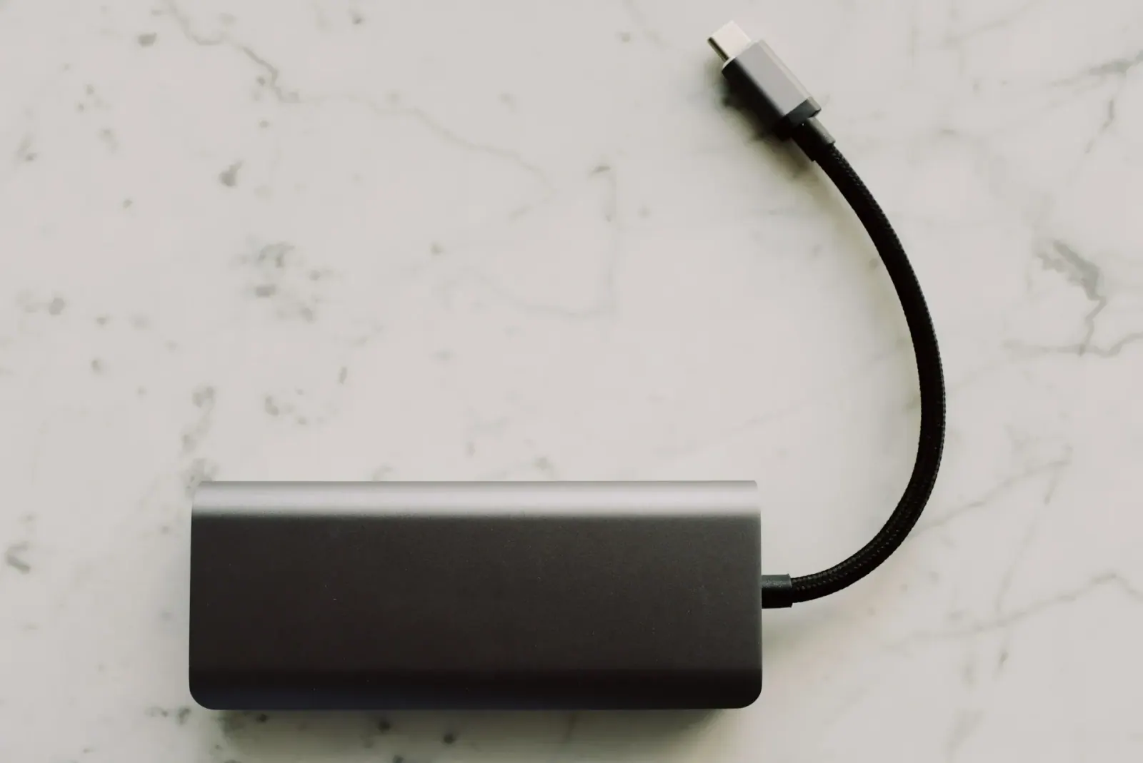 موزّع منافذ USB-C بكابل قصير على سطح رخامي — موزعات المنافذ للمكاتب