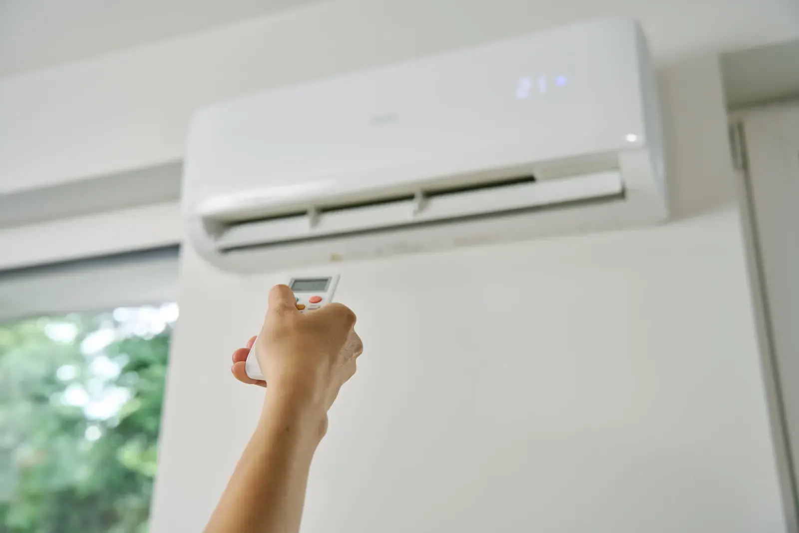 ضبط درجة حرارة الغرفة عبر ريموت التكييف الرقمي