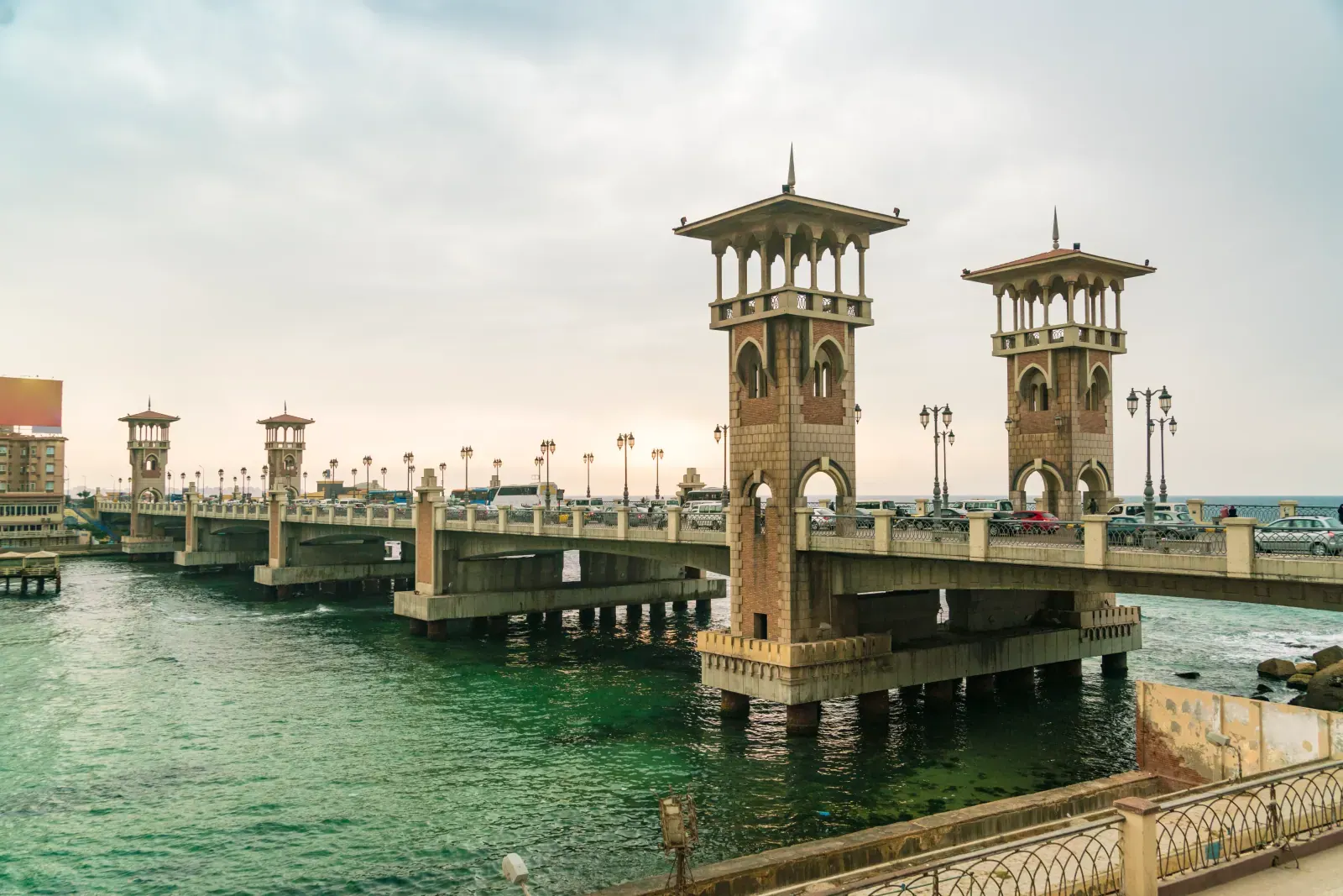 كوبري ستانلي بالإسكندرية وأبراجه فوق مياه البحر